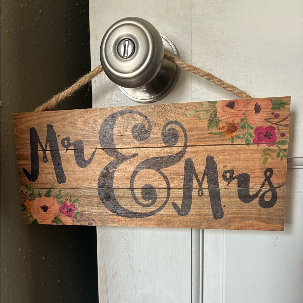 Rustic Wooden 'Mr & Mrs' Sign with Floral Accents